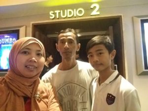 Mak Kinan nonton Captain Marvell